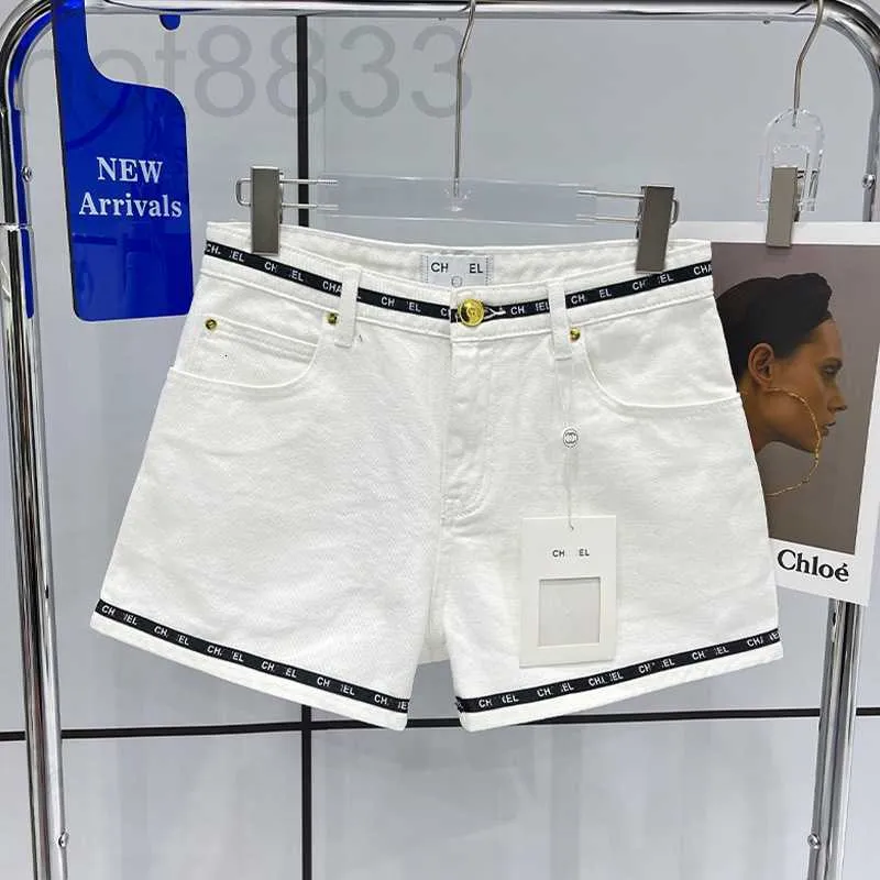مصممة جينز للسيدات شريط جديد أبيض عالي الخصر النحيف شورتات الدنيم الإناث الصيف doyf