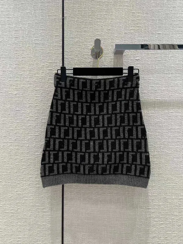 Designer de vestidos casuais no início da primavera 2023 nova tendência de moda temperamento celebridade dupla f jacquard altura malha de malha de saia curta de duas peças ghbm