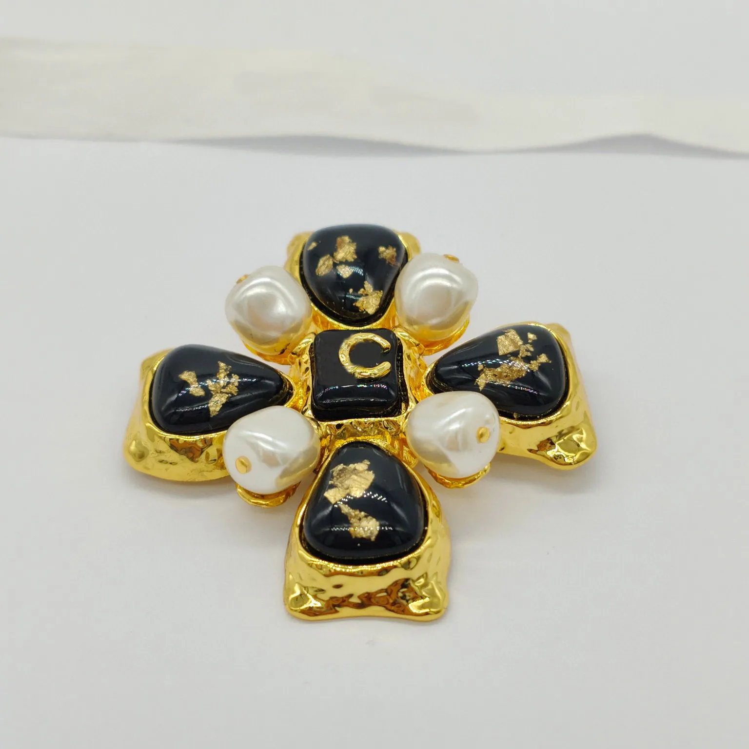 2023 Luxo de charme de luxo Broche de flores com cor preta em 18k Prazado de ouro tem carimbo de caixa PS7561A