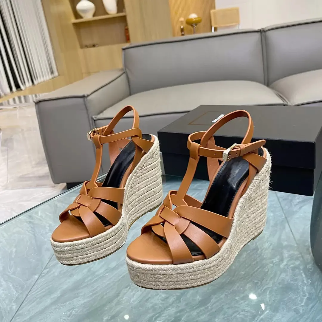 Klassieke sandalen nieuwste mode hete zomer schoenen dikke water tafel sleehak vrouwen schoenen wig Lakleer vrouwen Casual sandaal fabriek schoen 35-42