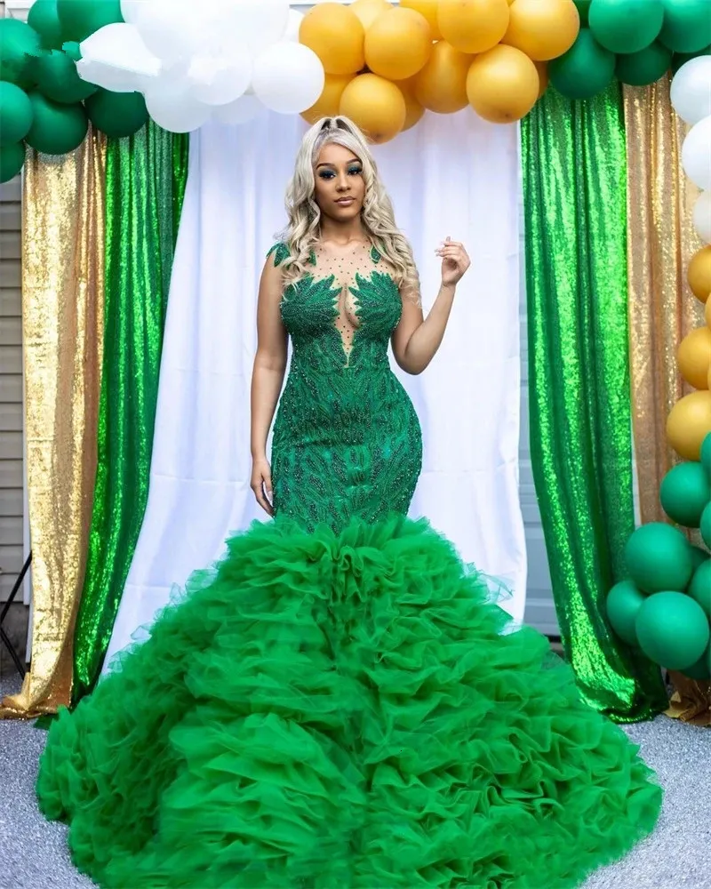 Sukienki imprezowe Szmaragd Green Mermaid Evening 2023 Aso Ebi African Puffy Fuffles Sheer Szyjka Krykkowe kryształowe cekiny balowe 230214