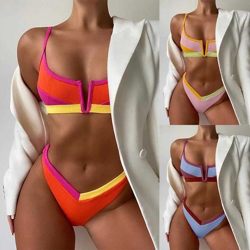 Colore del costume da bagno diviso con cinturino a tre punti, bikini sexy con ferretto e imbottitura sul petto