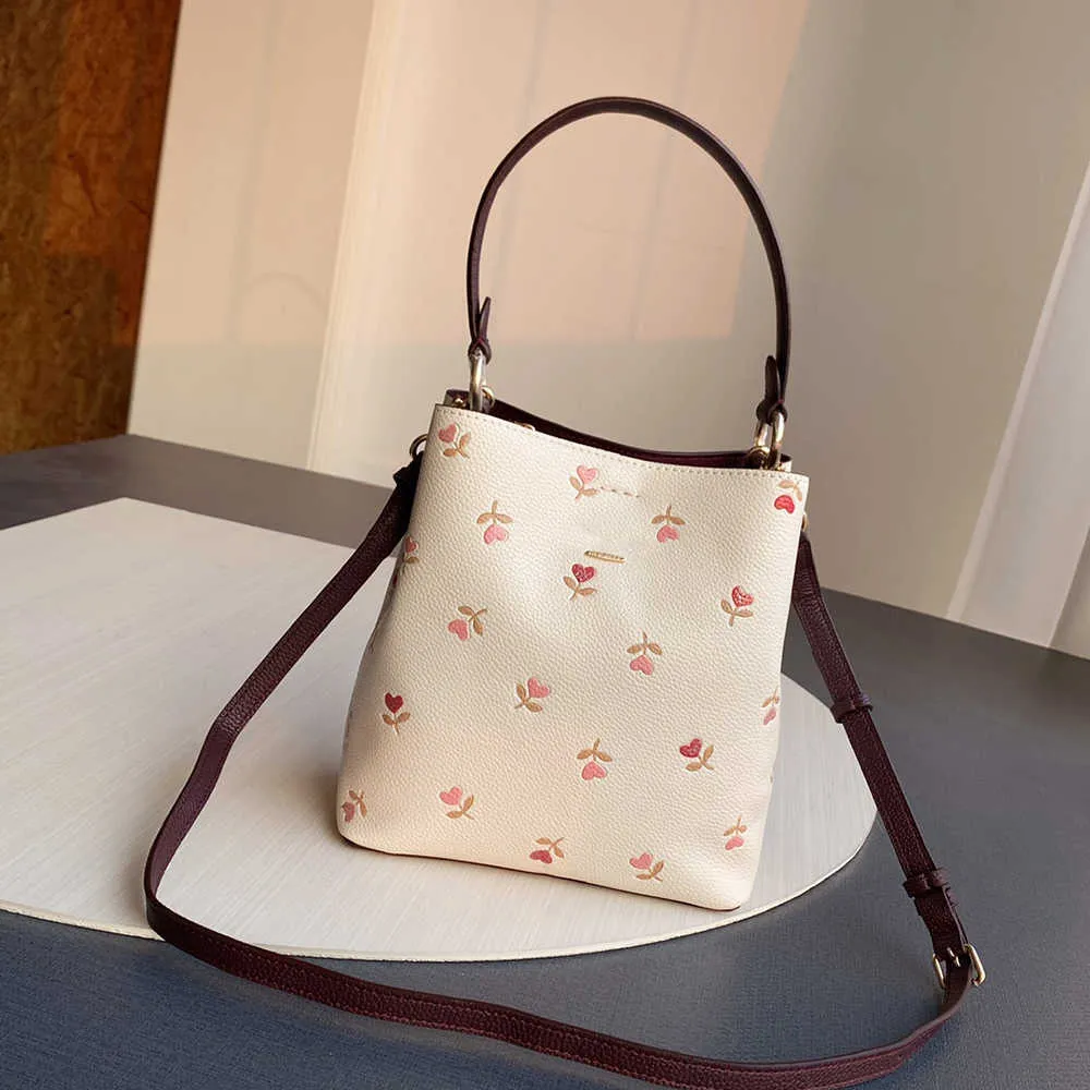 Ny designer väska mode totes c-bokstäver kvinnor axel tyg väska tryck läder handväska handväska kvinnor uppgraderade version hink väskor blommor med kärlek plånbok 230207