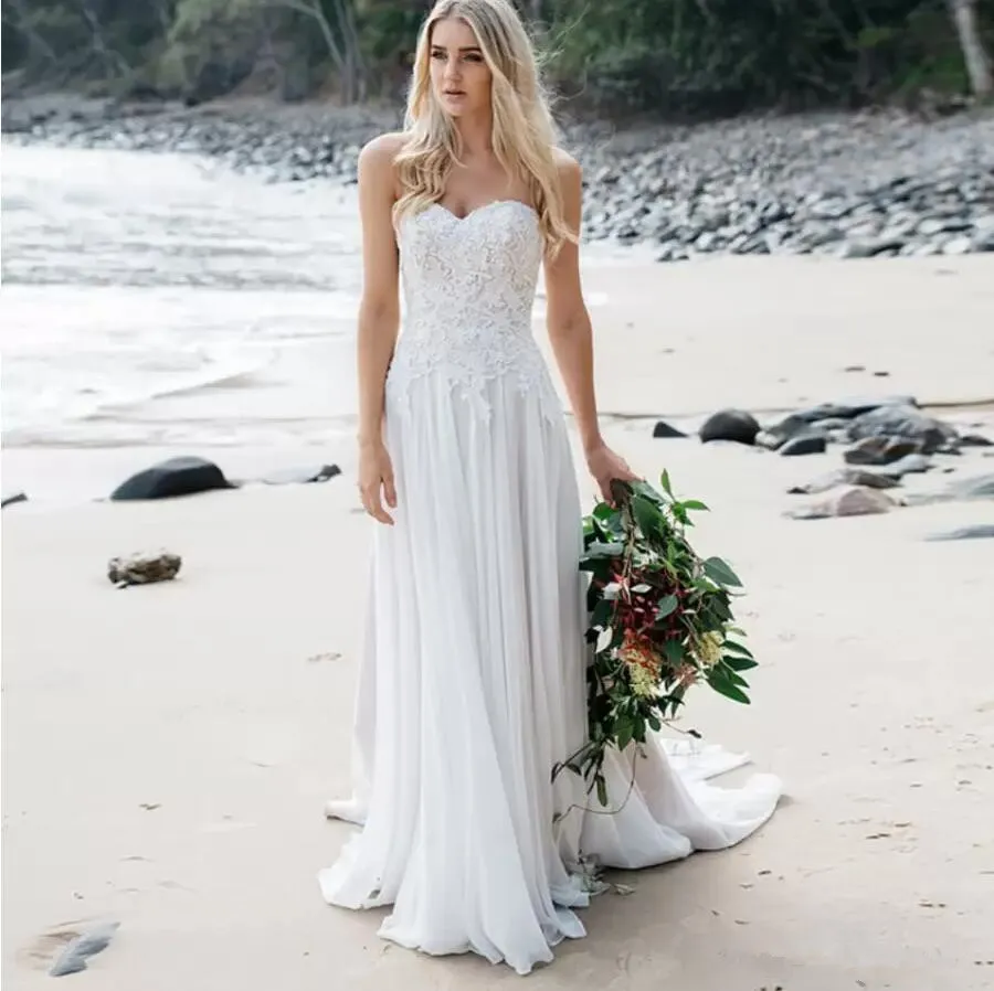 Robes de mariée A-ligne à la taille ajustée sans bretelles avec une jupe en mousseline de soie douce et fluide avec un train en dentelle délicate et une robe de mariée en perles