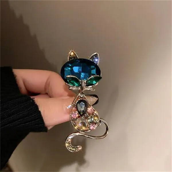 Rhinestone Cat Pendant Brooches For Women Gold Color Alloy Animal Pins Fashion Crystal Corsage Everyday Accessories GC1907