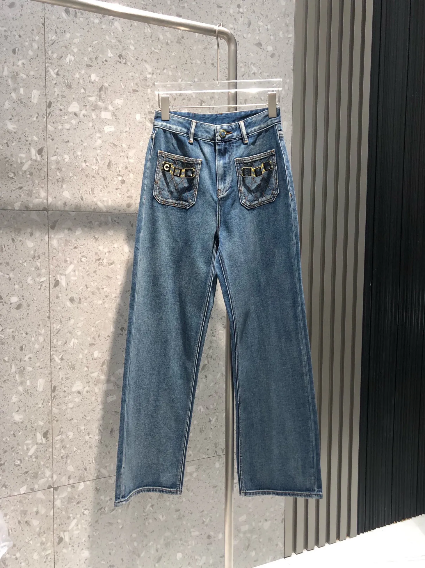 2023 Designer Jeans Damen Neue Mid-High-Taille Gerade Joker Jeans Lotusblatt Hosenbein Mode Brief Dekoration Freizeit 230Z