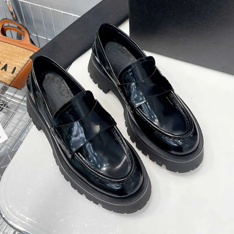 Marka Sıradan Ayakkabı Kadınlar 2023 İngiliz Tarzı Yuvarlak Kafa Kalın Taban Siyah Tek Deri Ayakkabı