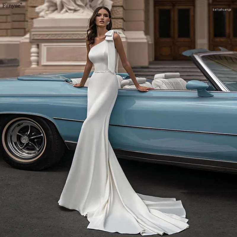 Hochzeitskleid Charming Weiß 2023 Ankunft Sexy ärmelloses rückenfreies Meerjungfrau-Satin-Brautkleid Sweep Zug Vestidos De Fiesta