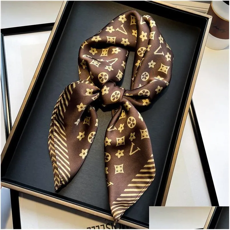 Sjaals 20style 7070 cm Designer Letters Print Floral Silk Scarf Hoofdband voor vrouwen Mode Lange Handgreep Paris Shoder Tote Lage Ri DHBSX