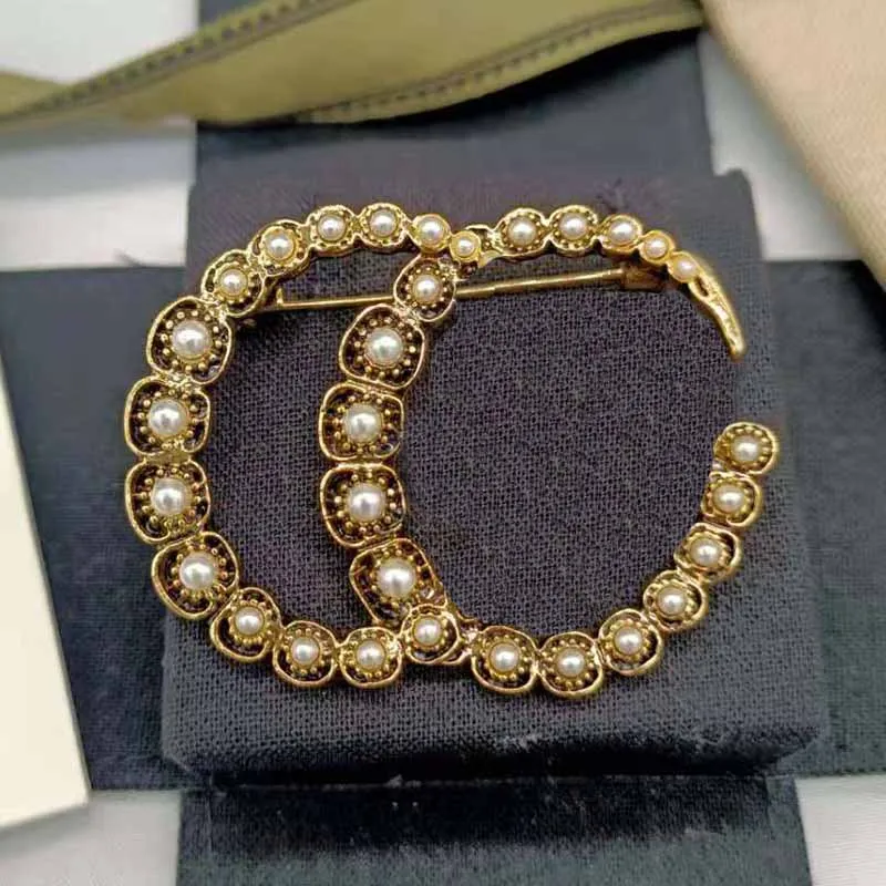 New Gold Plated Letter Brooch Luxury Personality Retro Classic Brand Designer Letters Brooches Pearl Women Pearl Rhinestone Suit Pin Fashion Jewelry Accessories
