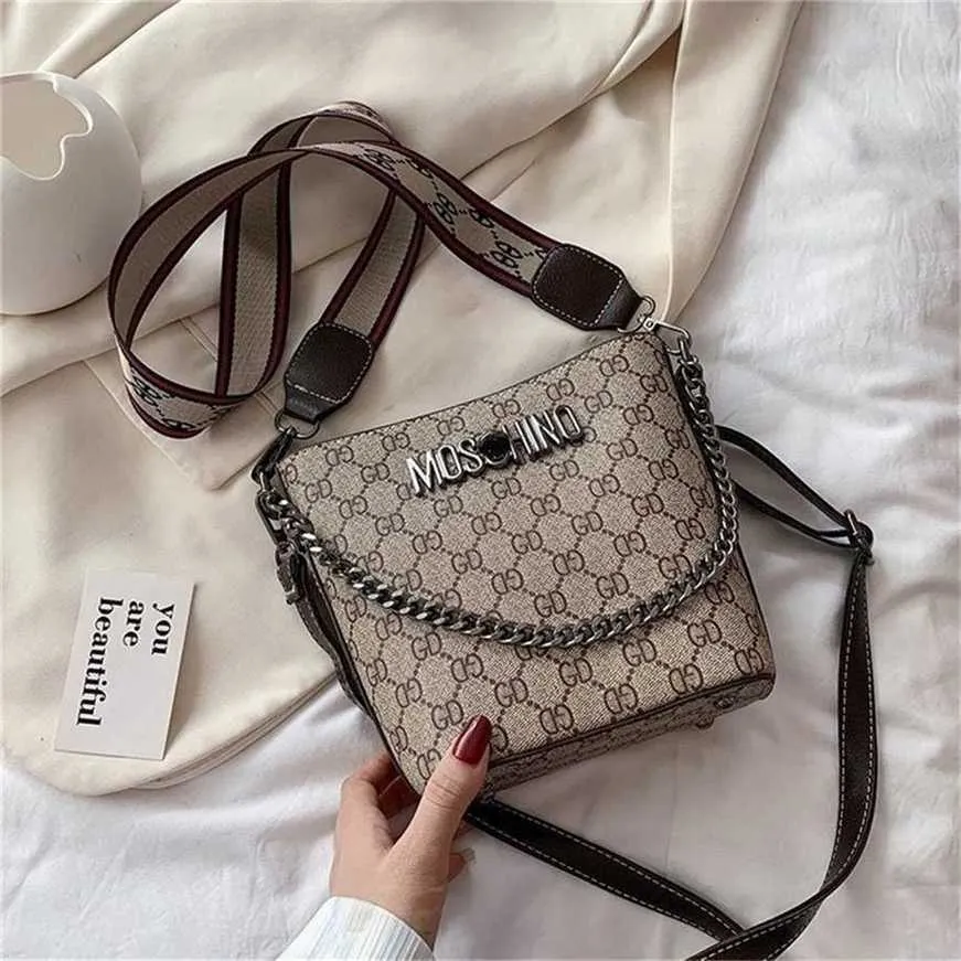 محافظ رخيصة تخليص 60 ٪ من حقيبة اليد العصرية حقائب اليد الجلدية Super Fire Portable Bucket Wide Strap Single Messenger Red Women's Ins Sales