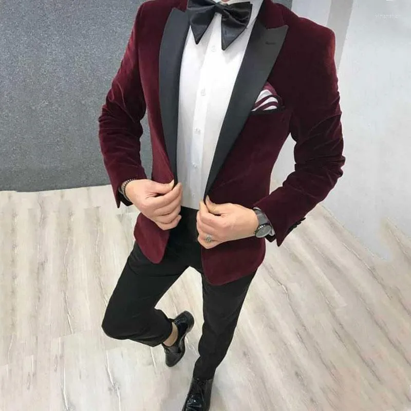 Mäns kostymer smala fit sammet män för bröllop brudgummen tuxedos toppade lapel 2 bit jacka med svarta byxor manlig mode rökdräkt