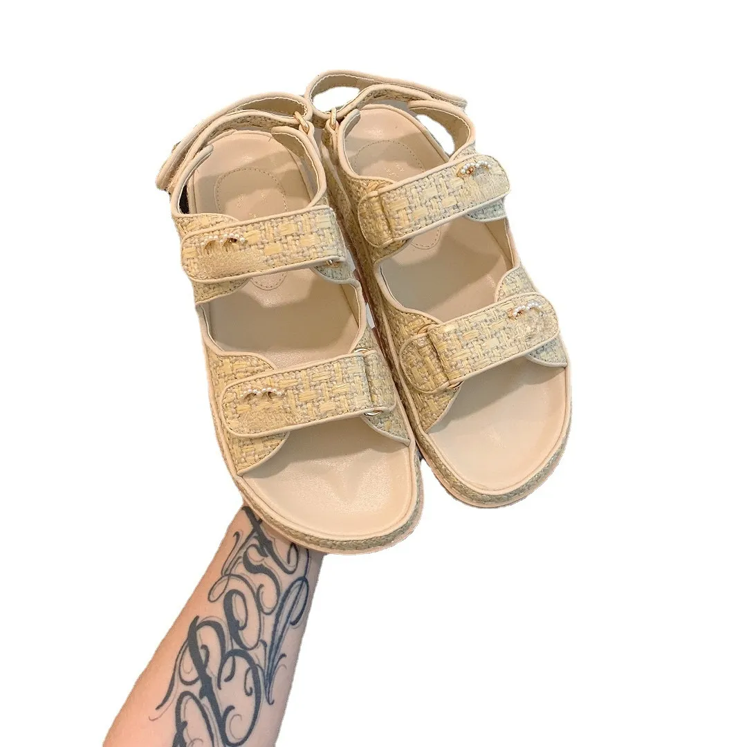 여성용 샌들 디자이너 신발 스프링과 여름 패션 플랫 플랫 부드러운 부드러운 바닥 해변 신발