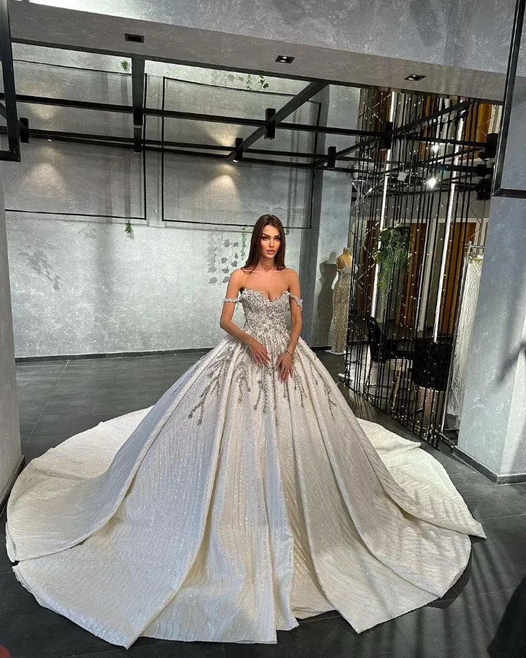 Luxury Ball Gown Wedding Dresses Appliques V Neck Sleeveless Off Shoulder Sequins Ruffles Appliques Floor Length Beaded Diamond Formal Dress Bridal Gowns Plus Size