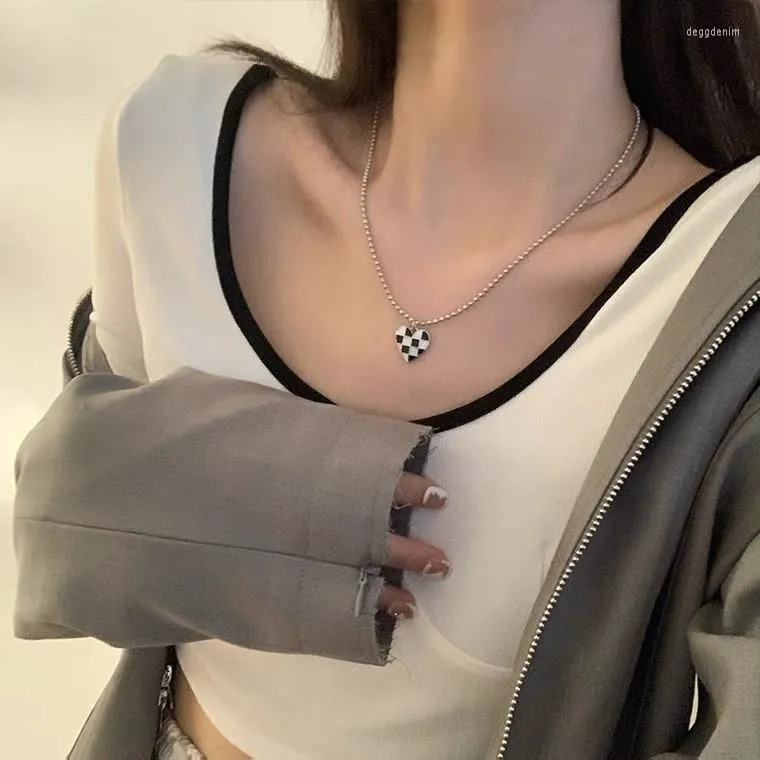 ペンダントネックレス韓国のシンプルな合金ネックレス滴下オイルチェッカーボード黒と白の愛の女性のファッション