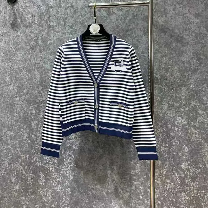 Kvinnors tröjor Designer 2023 Runway V-Neck Lång ärm Rand Stripe Coats Elegant Ladies Letter Button Cardigan K492