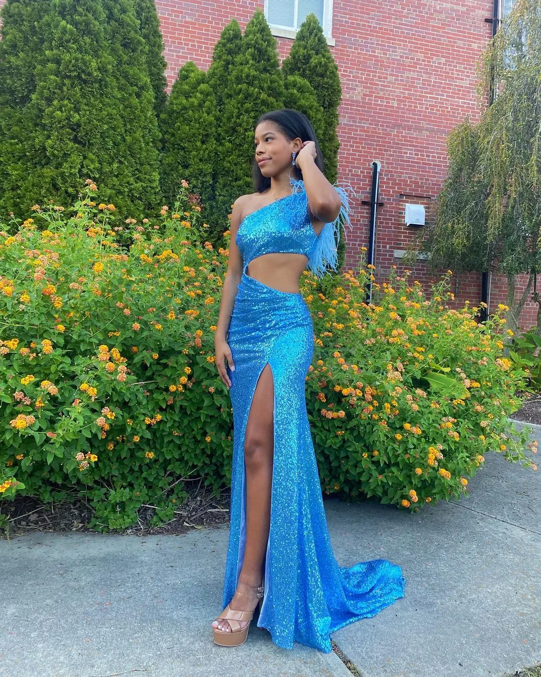 Sexy blauwe pailletten prom jurk voor zwarte meisjes met gesplitste glitter een schouder veer Nigh avondjurken Zuid -Afrika feestkleding 2023 Bling Vestidos de Graduacion