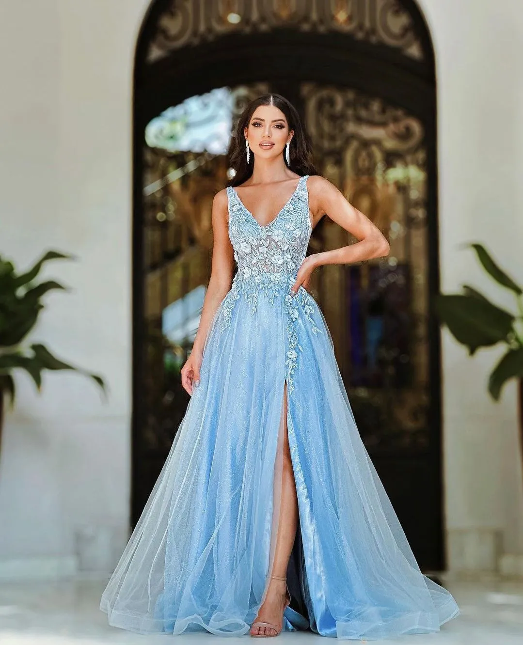 Bleu A-ligne Robes De Bal Sans Manches Col En V Bretelles Dentelle 3D Appliques Paillettes Perlées Longueur De Plancher Creux Célébrité Côté Fente Robes De Soirée Plus La Taille Sur Mesure