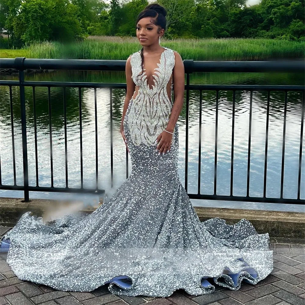 Sier Sheer O Neck Long Prom Dress for Black Girls Beaded Appliques Födelsedagsfestklänningar Sparkly Sekvenserade aftonklänningar 322 es es es