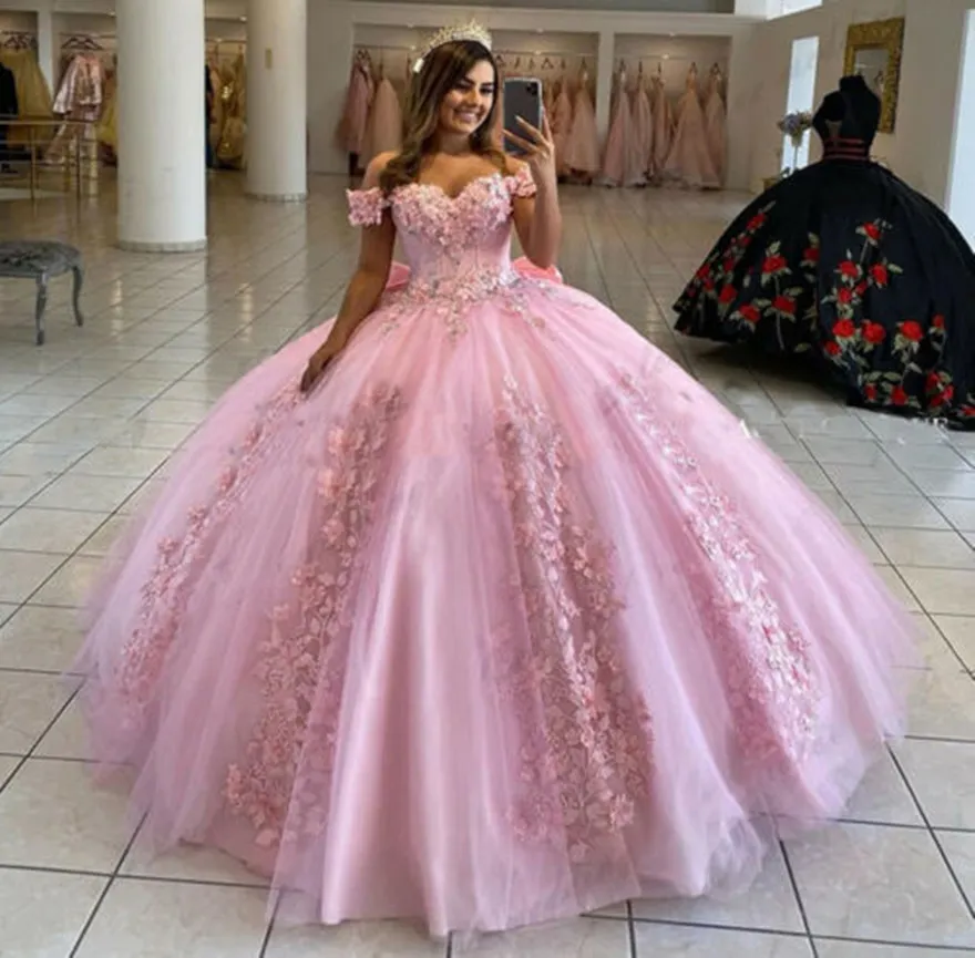 Różowe sukienki Quinceanera suknia balowa z ramion 3D Rose Flowers Puffy Sweet 16 Dress