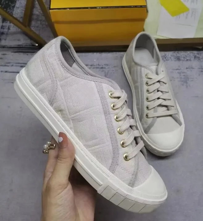 Classiche scarpe da corsa estive scarpe casual da uomo sneakers da donna viaggiano lettere retrò in pelle allacciate alla moda da donna che corrono sneakers da fitness da uomo con stampa piatta.