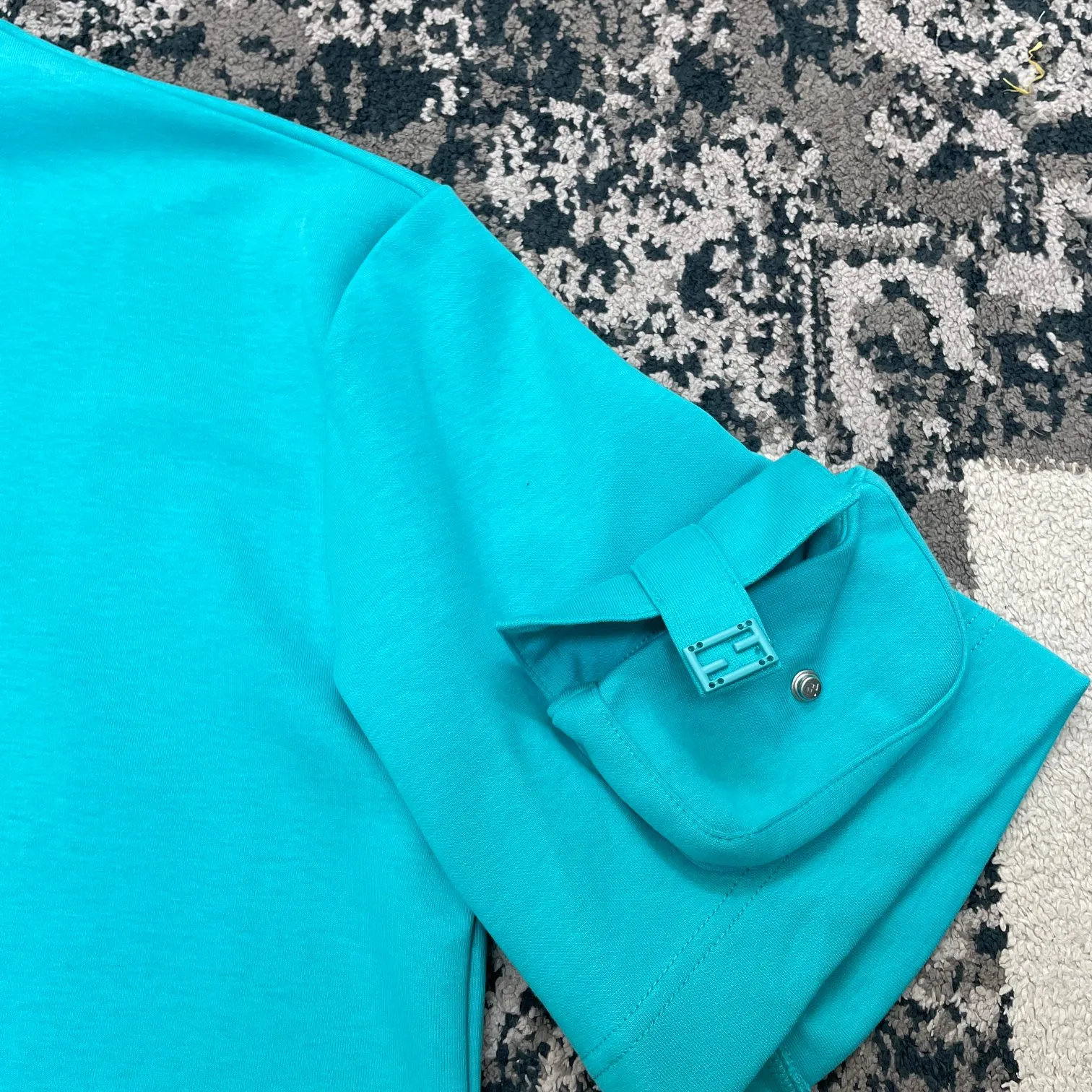 Sommer 2023 Neues Designerhemd Hochwertiges Taschendesign Europäische lockere Version der Mode Herren-T-Shirts_voghion.com