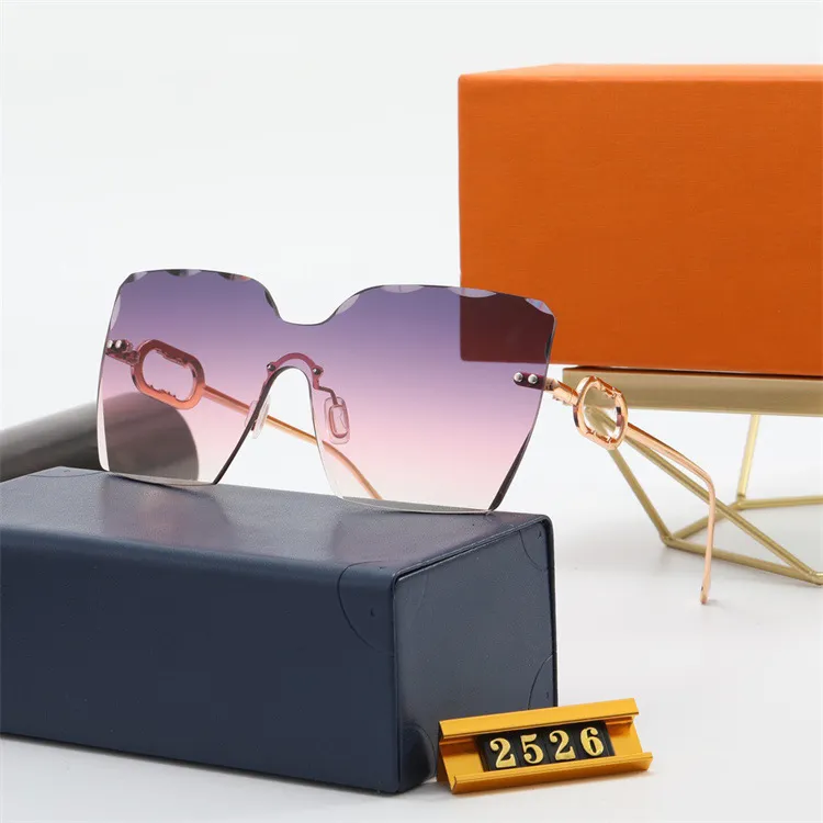 نظارات فريدة من نوعها بدون إطار نظارات شمسية مصممة للنظارات الواقية ونظارات على شكل V بتصميم UV400 بإطار نظارة واقية مطلية بالذهب مع جراب