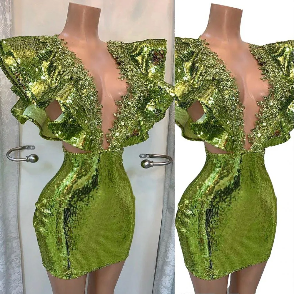 2023 Sexiga cocktailklänningar Green Sequined Spets Deep V Neck Illusion Ruffles Crystal Beads Short Mini Sheath Prom Dress Dubai Party Night Homecoming Gowns