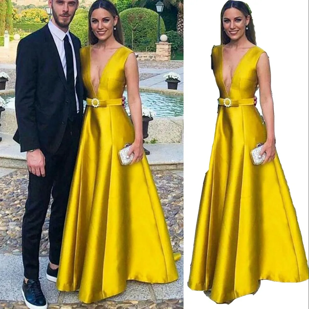 2023 Eleganta aftonklänningar bär sexig gul djup V -hals satin En linje Kändisklänningar Ruched Arabiska Dubai Robe de Soiree ärmlösa Sashes med båggolvlängd