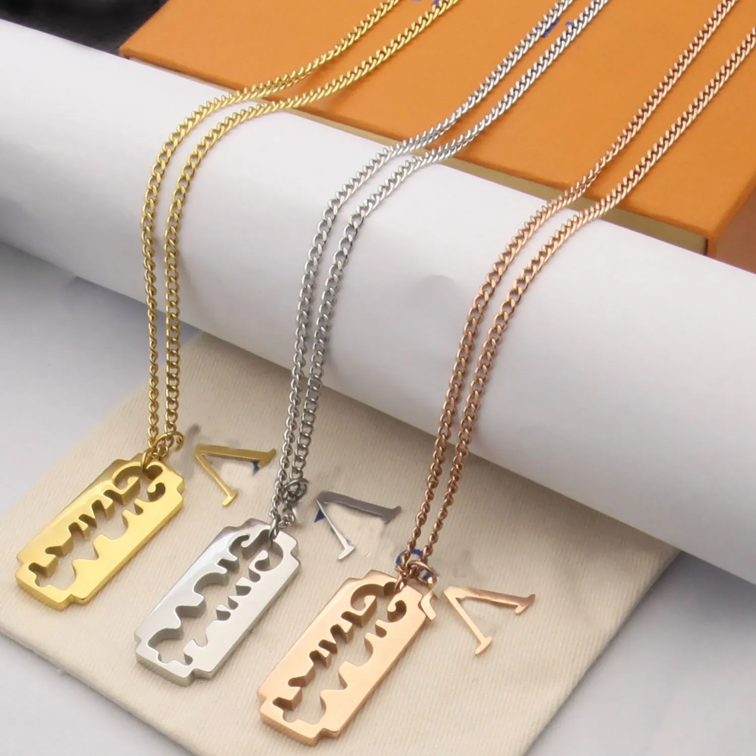 23SS Letter Blade Pendant Necklace Brand Designer Jewelry Titanium Steel Halsband Kedja Män kvinnor unisex gåva ingen låda
