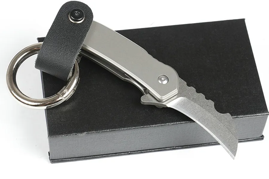 Heiße M2327 Kleine Karambit -Klaue Flipper Klappmesser D2 Steinwäsche Klinge TC4 Titanlegiergang EDC -Taschenmesser mit Reparaturwerkzeug