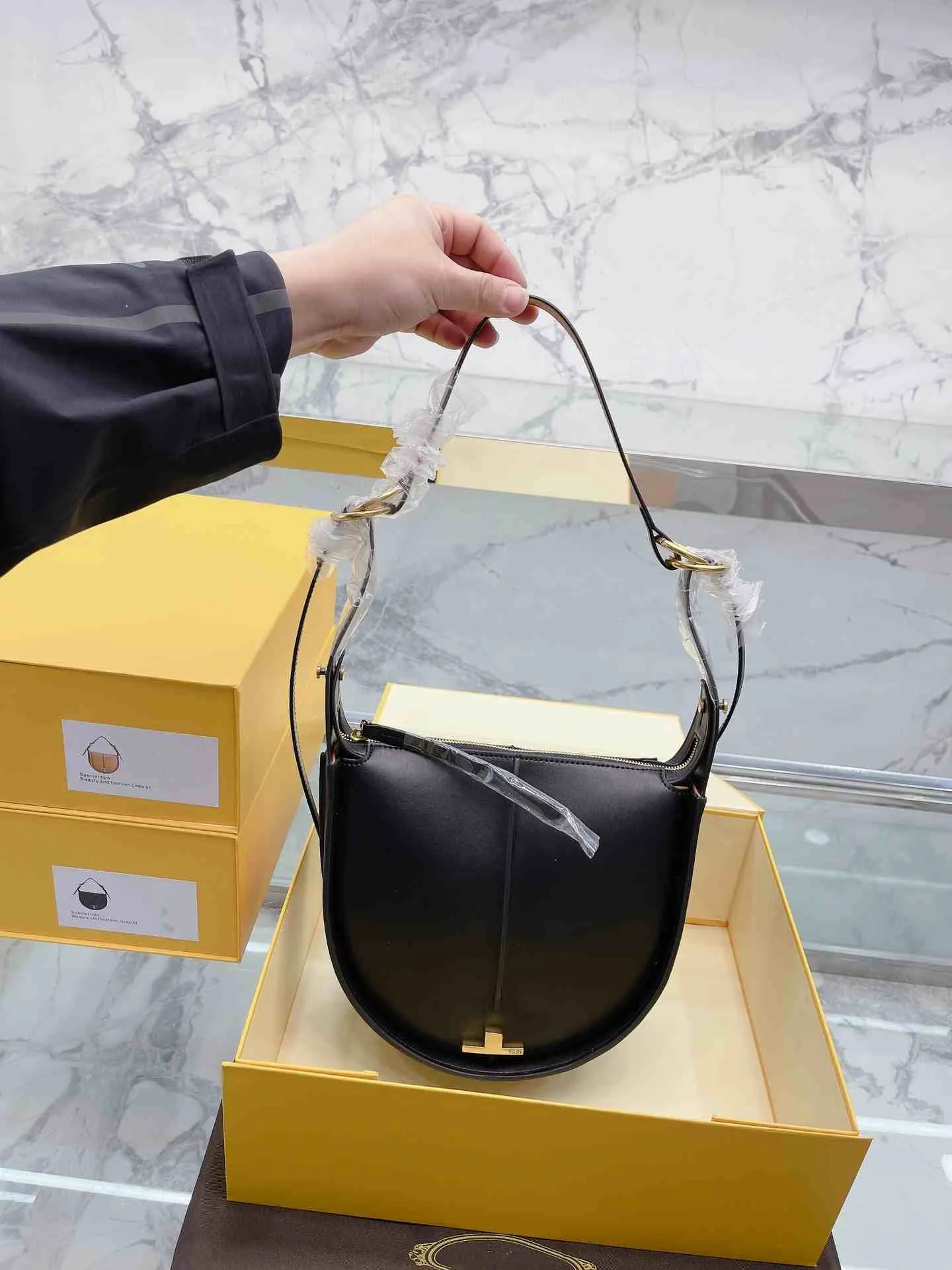 Simple black shoulder bag sale