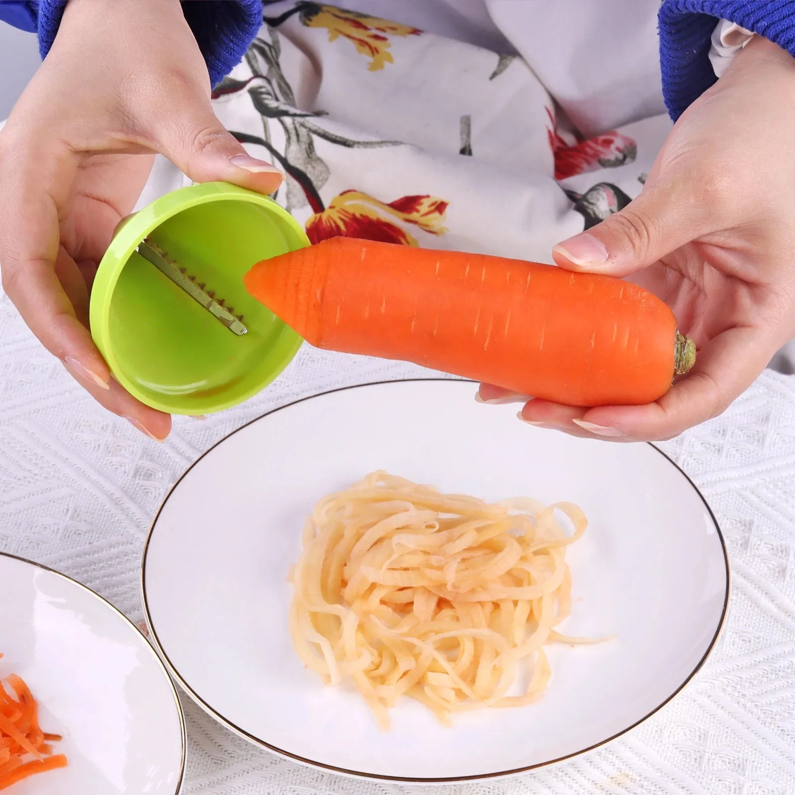 1Pcs Funnel Model Vegetable Spiralizer Shred Device Spiral Slicer Carrot Radish Spiral Funnel Cutter Kitchen Gadgets Tools, Size: 6.5 x 5.5cm