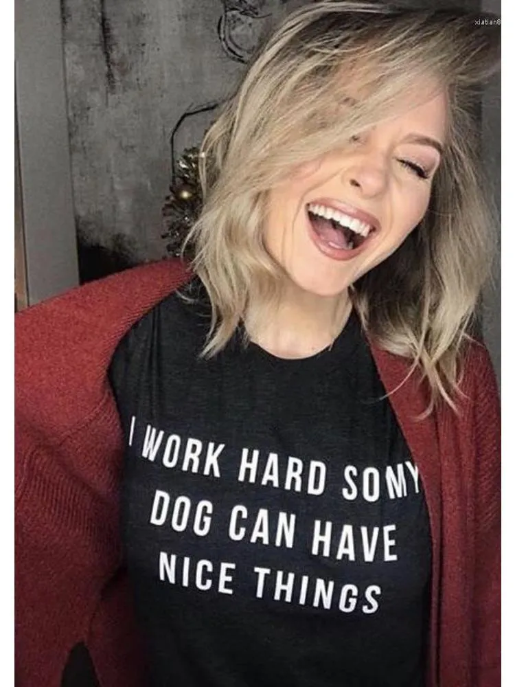 القمصان النسائية القميص القميص الكلب أمي Tshirt Crewneck Graphic Tee Womens أنا أعمل بجد حتى يمكن أن يكون لدي أشياء لطيفة ونقلت أعلى الملابس