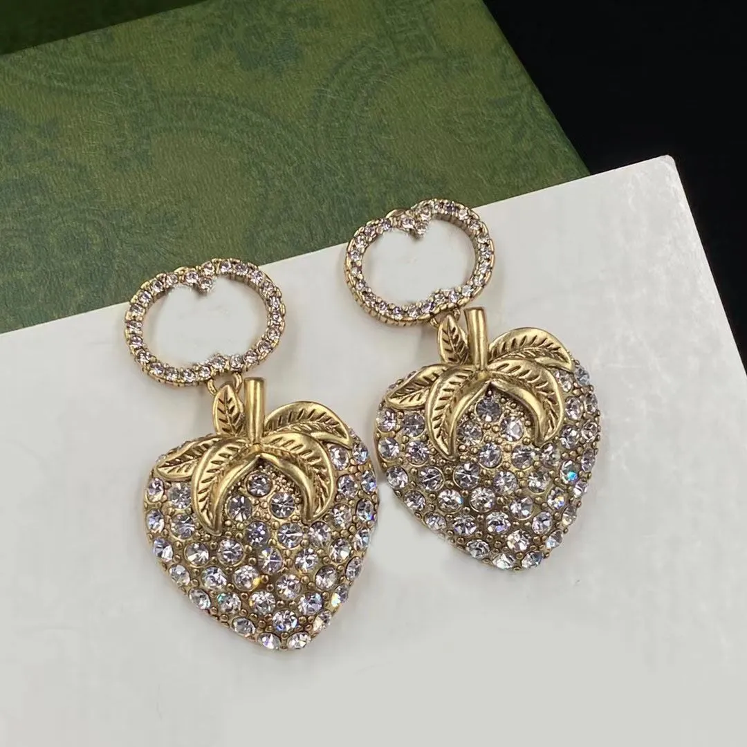 2022 nouvelles boucles d'oreilles à breloques mode marque de luxe concepteur diamant fraise fête de mariage saint valentin cadeau de noël excellente qualité bijoux avec boîte et timbre