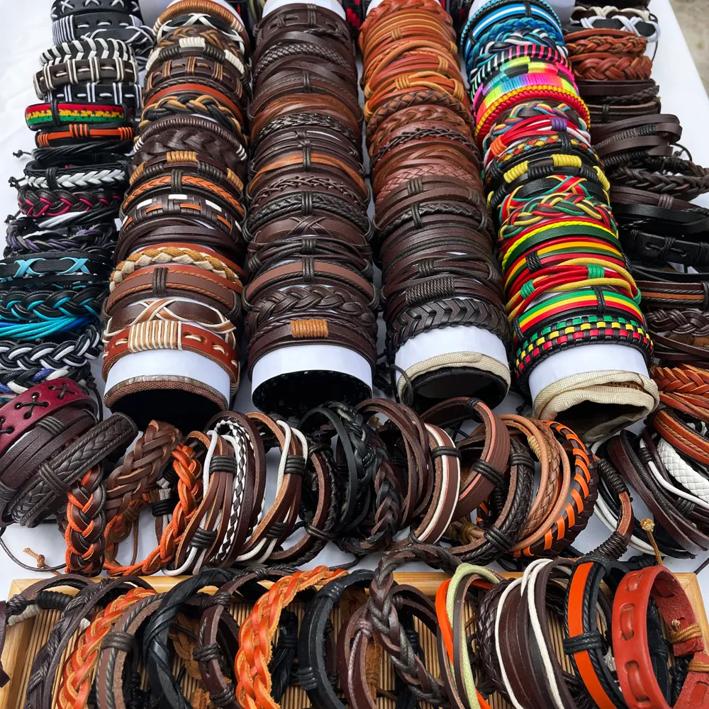 Charm Bracelets 30PCSLot Wholesale Bulk Random Mens Womens Leather Femme Pulseras Bileklik Couple Bracelet Men Jewelry WP8 230215