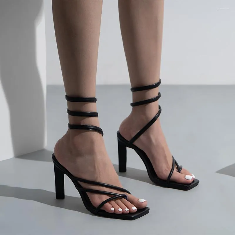 Sandaler sommaren Pu Zigzag Snake Wrap With HerringBone Toe Clip Slim High Heels Sexig festklänning mångsidig stora kvinnor