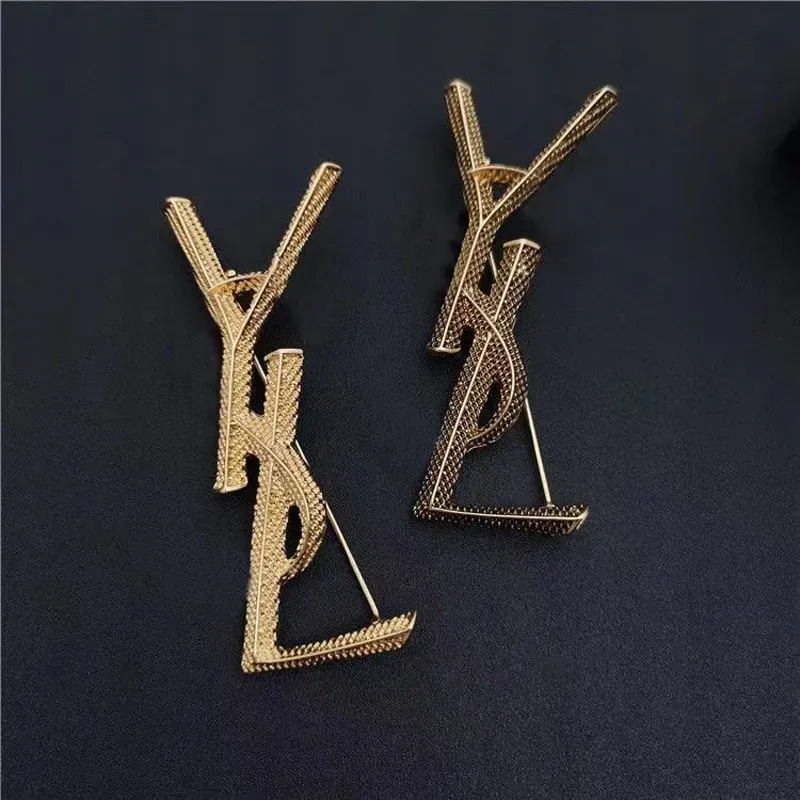 Kobiety nowe broszki modowe projektant biżuterii litery retro broszka damskie dla akcesoriów imprezowych projektanci Pins Gold Pin 23 D2211071F