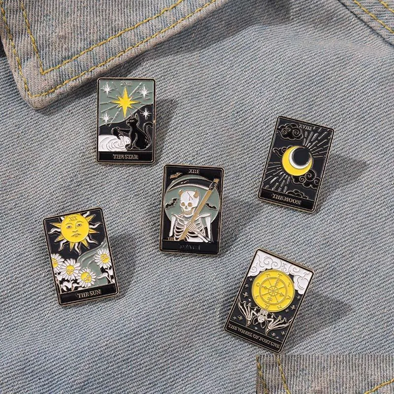 Tecknad tillbehör punk tarot kortserie sun moon brosches kvinnor legering emaljstjärna skelettmärken för uni tröja ryggsäckkläder dhuvw