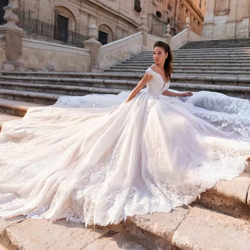 Bescheiden lange kanten baljurk Trouwjurken Doorschijnende kanten bruidsjurken met juweelhals Geappliqueerde pailletten Grote maten Robe de Mariee Op maat gemaakte Turkse couture bruidjurken