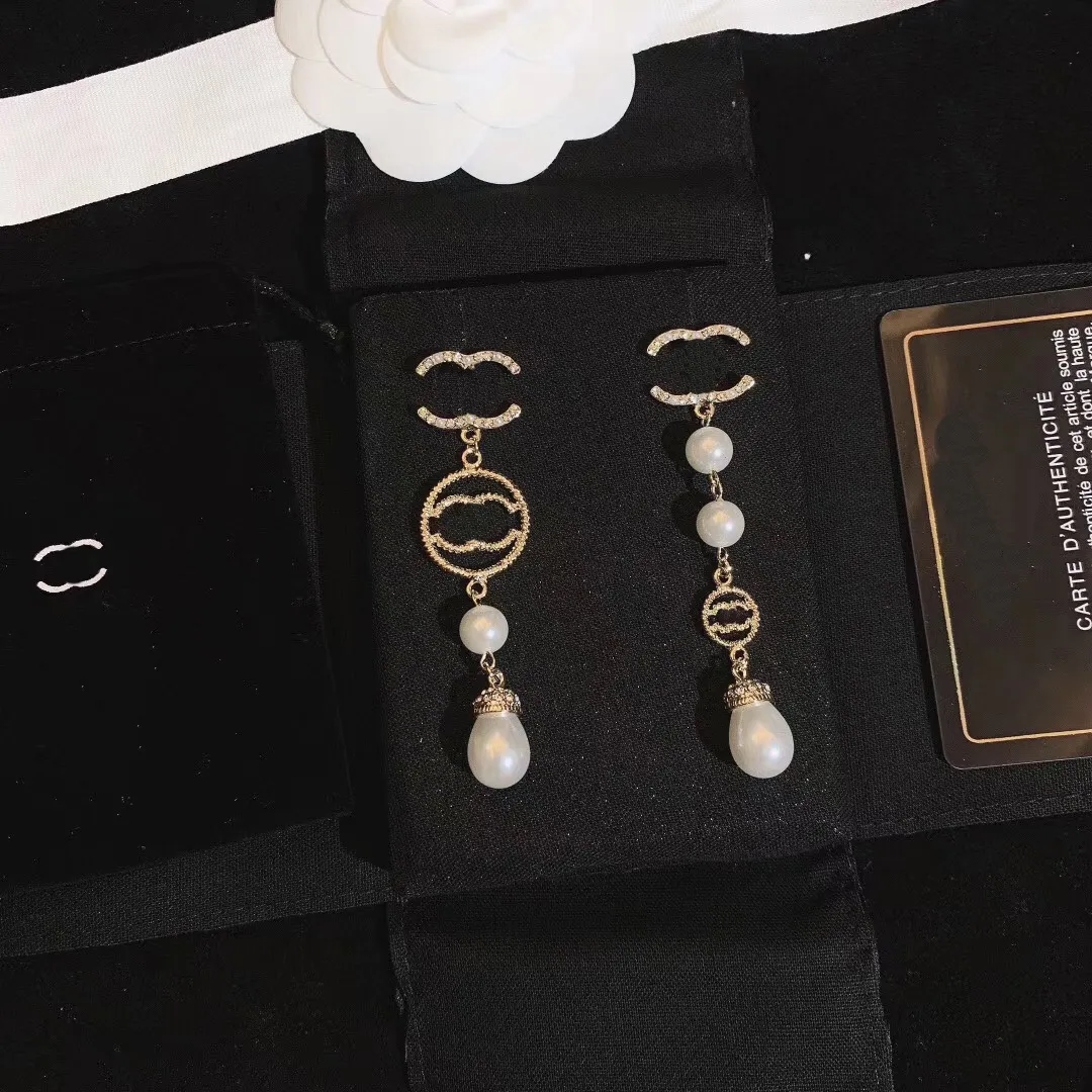 Luxury Designer Stuydy Earring Charm Asymmetrical Pearl Earrings Female Love Earrings Premium Fashion Jewelry Couple Family Accessories Gift Box