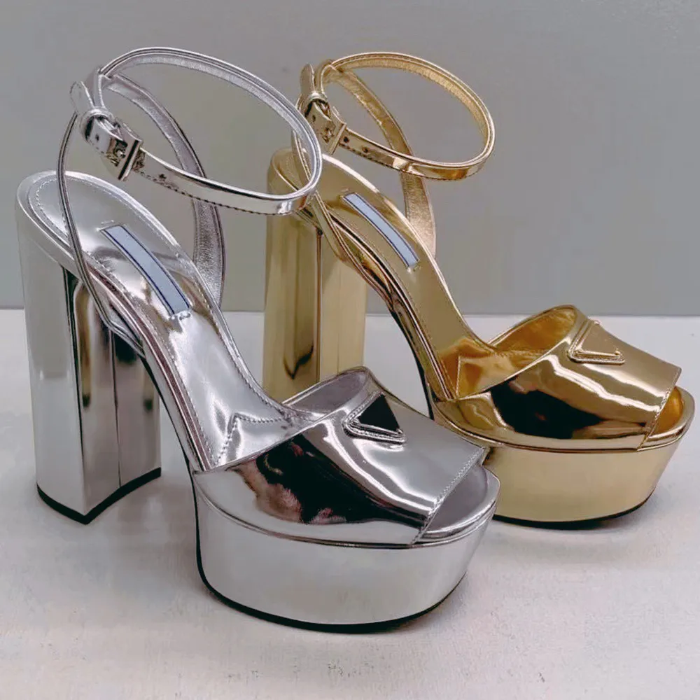 Sandali-plateau in pelle metallizzata-sandalen designer schoenen met hoge hakken Dikke zolen met driehoekig logo op de bovenste hakken schoenen elegante nobele damessandaalhakken