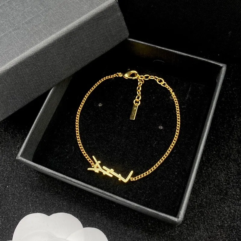 مصمم أصلي Girlsl Women Letter Bracelets Love Love 18K Gold Barkles Y Logo Logo Engrave Bracelet Massion Jewelry Garty Party