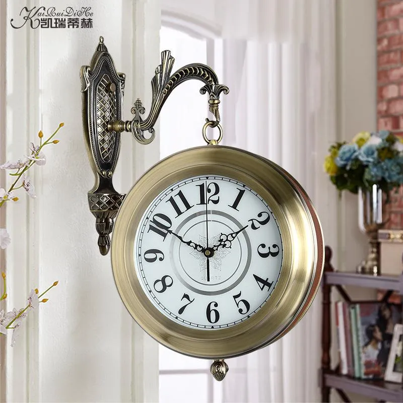 Relojes de pared Estilo europeo Hierro forjado Cuero Sala de estar Reloj de doble cara Moda creativa americana Interior silencioso Decorati