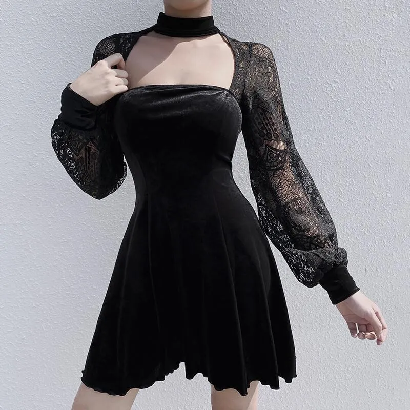 Casual Dresses European och American Wind Ins Tide 2023 Spring Sexig spetsstitching Bare Back Hollow Pleated Dress Woman