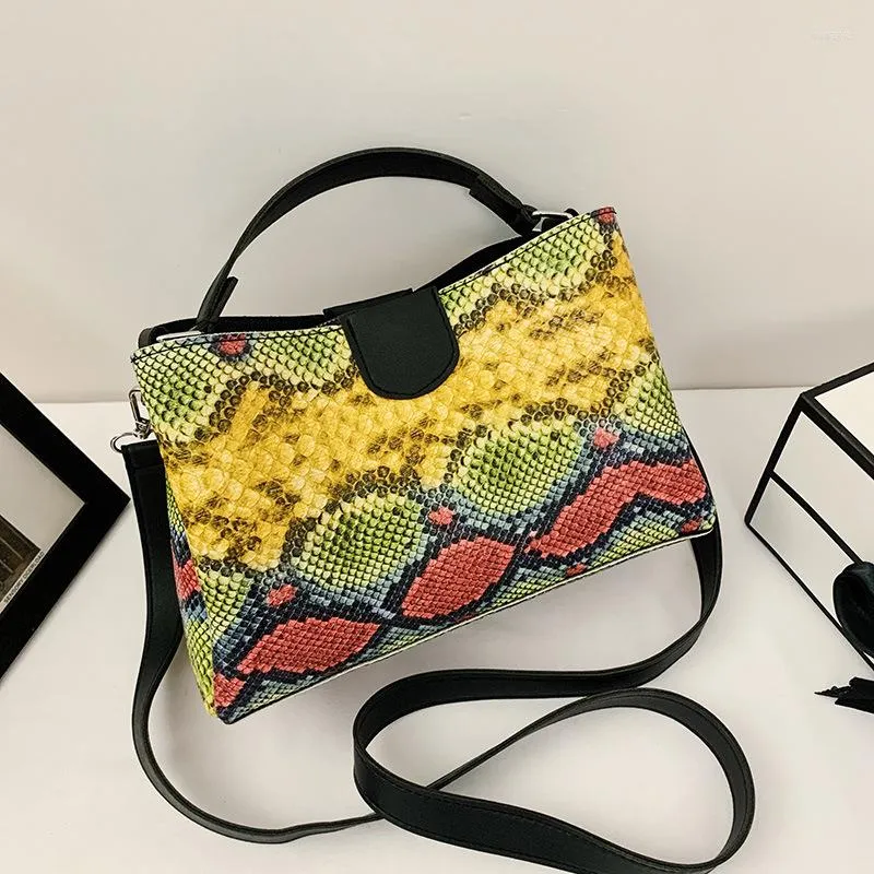 Bolsos de noche Bolso Serpentine Bolso de hombro Mujer PU Cuero Crossbody Bolso de lujo Patrón de serpiente Mango Lady Bucket Purse