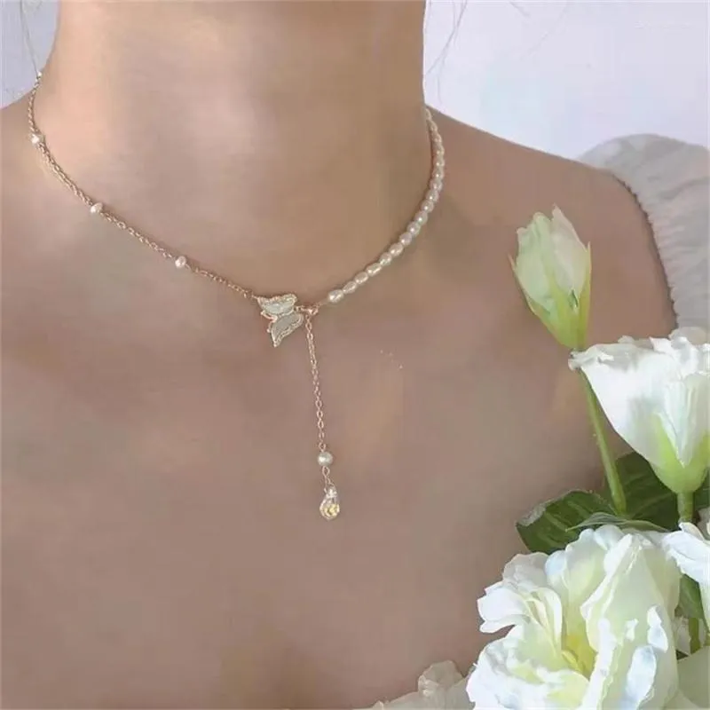 Chaines 2023 Fashion Elegant Imitation Pearl Chain for Women Asymétric Butterfly Choker Ajustement Collier de pendentif Crystal Girls Girls