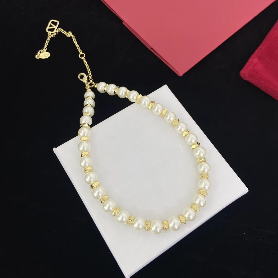 2023 Kvinnors halsbandsdesigner Luxury Gold Heart Pearl Crystal Gold Double V Letter 925S silver smycken