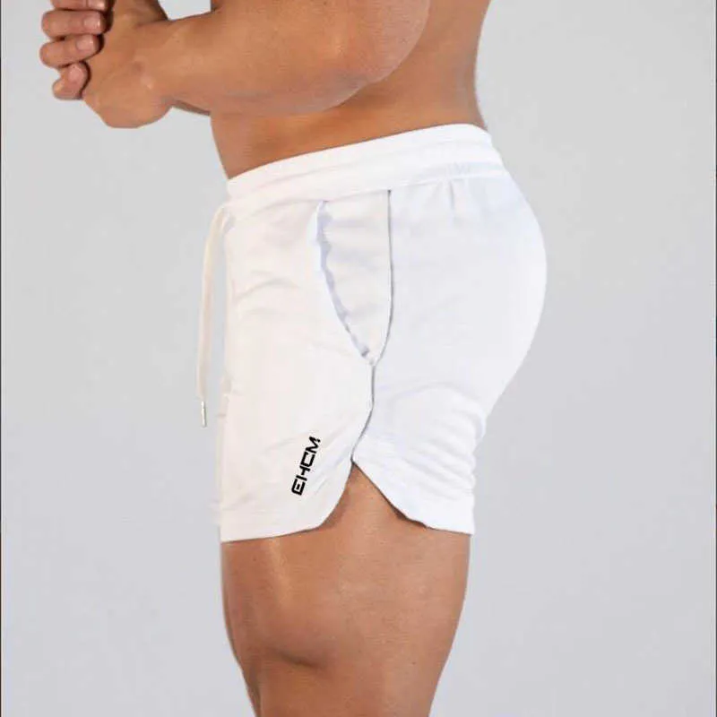 Uomo in pantaloncini deals