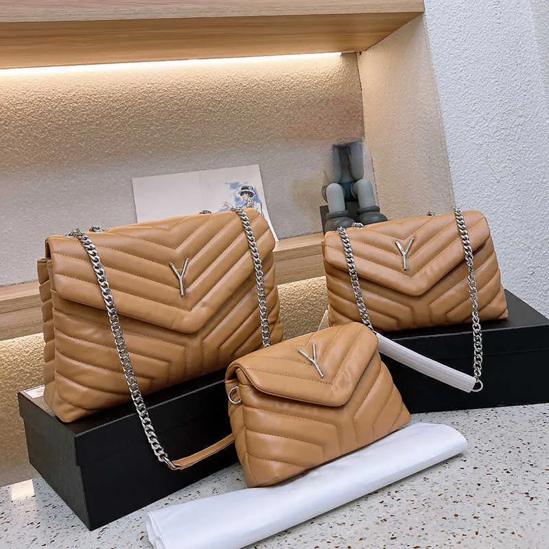 Nya Luxurys axelväskor Designer Bag Women Chain Leather Designers Handbag Yletter Crossbody Cloud Purse Elegant Messenger Female Wallet 221209